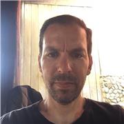 Professor de inglês com Vivência no exterior por 7 anos, experiência com aulas de inglês desde 2014. Já dei aulas em escola, in co